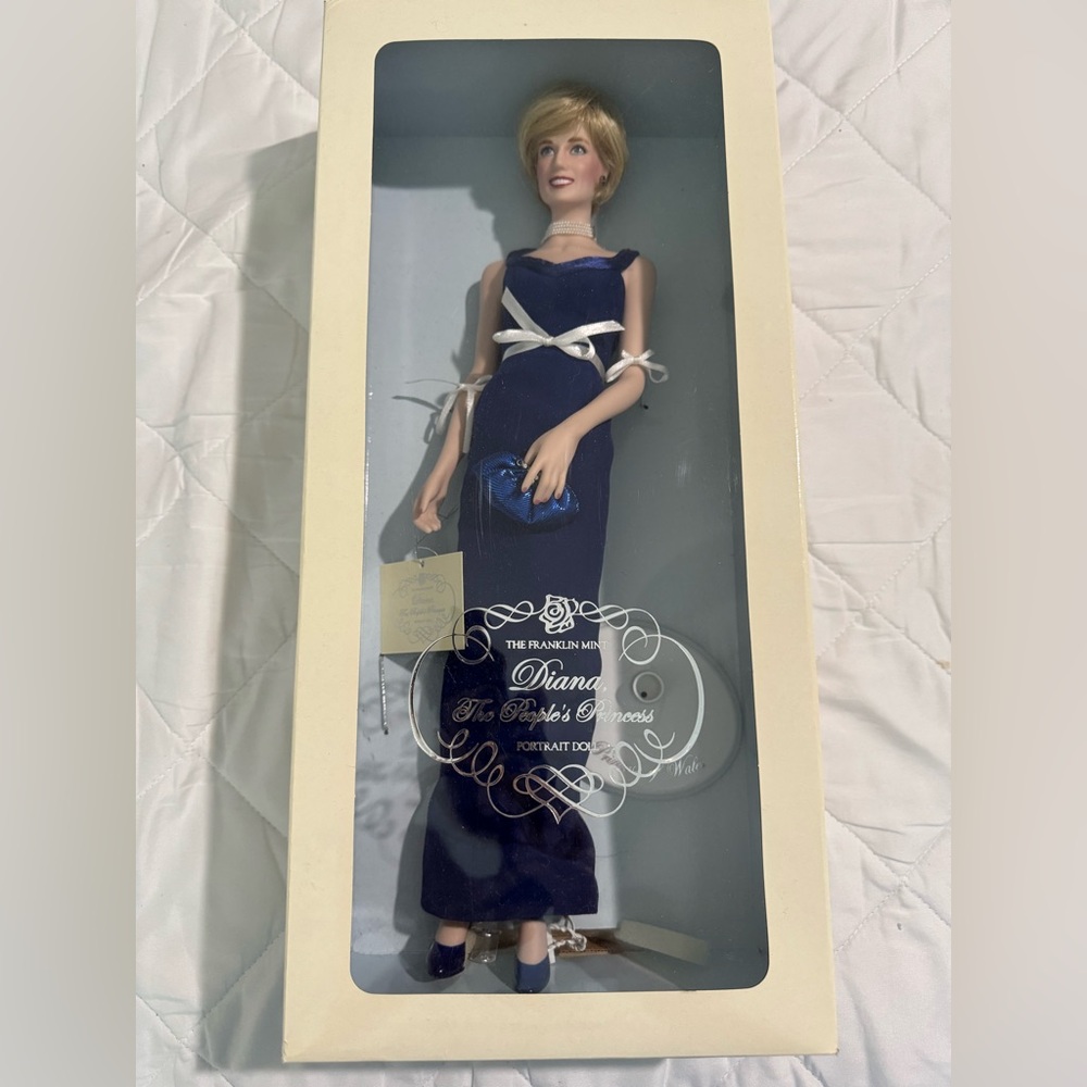 Franklin Mint Princess Diana Portrait Doll in Deep Blue Gown in Box accessories